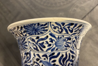 Un vase en porcelaine de Chine en bleu et blanc, Kangxi